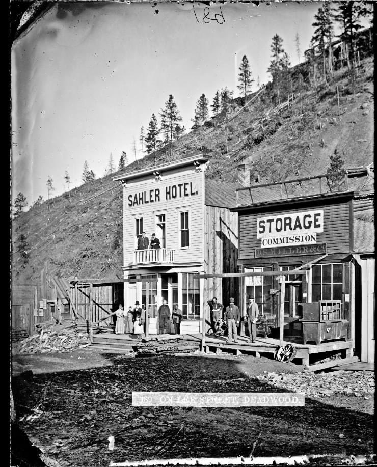 View of Sahler Hotel and D. S. Miller & Co. Storage Co. Lee Street, Deadwood, Dakota Territory c1877
𝐂𝐨𝐮𝐫𝐭𝐞𝐬𝐲: 𝐌𝐨𝐧𝐭𝐚𝐧𝐚 𝐇𝐢𝐬𝐭𝐨𝐫𝐢𝐜𝐚𝐥 𝐒𝐨𝐜𝐢𝐞𝐭𝐲 𝐋𝐢𝐛𝐫𝐚𝐫𝐲 𝐚𝐧𝐝 𝐀𝐫𝐜𝐡𝐢𝐯𝐞𝐬