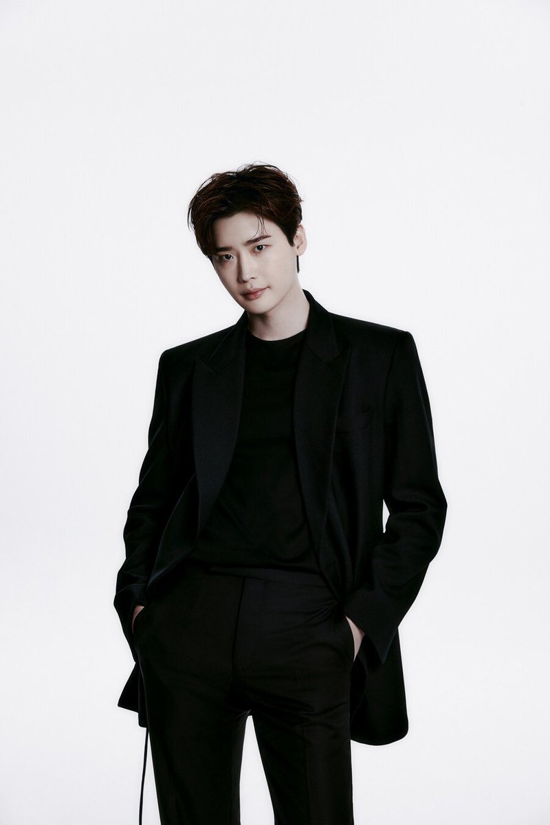 Lee Jong Suk officially signs with ACE FACTORY Source: n.news.naver.com/entertain/now/…