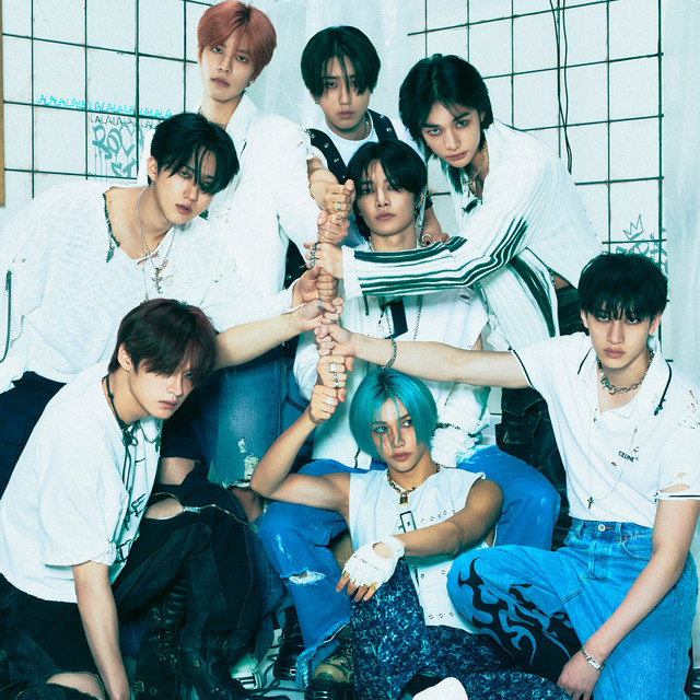 kchartsmaster's tweet photo. Best-selling K-pop artists of all time on Hanteo:

1. #SEVENTEEN — 25.8M
2. #BTS — 25.2M
3. #StrayKids — 16.0M
4. #NCTDREAM — 13.4M
5. #EXO — 11.4M
6. #TXT — 9.7M
7. #NCT127 — 9.6M
8. #ENHYPEN — 7.5M
9. #ATEEZ — 7.0M
10. #IVE — 5.4M https://t.co/b9vItHva4R