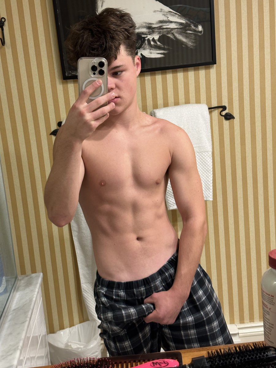 jackd_page's tweet photo. Flirting level: Expert. https://t.co/XW9duQIM1I 
#Fitness https://t.co/6ZgJjntdpU