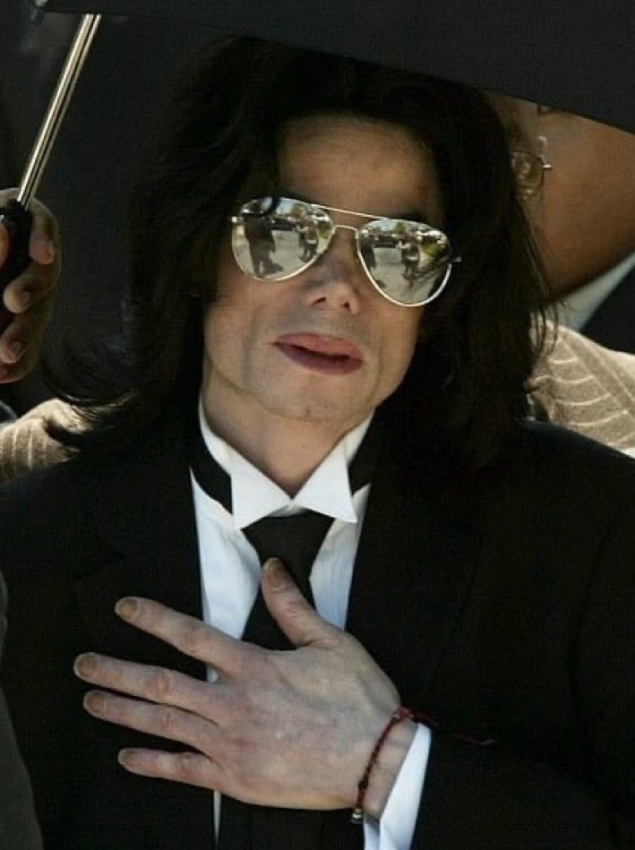 eduardomenoni's tweet photo. 🚨| URGENTE: El cantante Michael Jackson fue a la casa de Epstein en Palm Beach, pero no recibió o no dejó que le hicieran masajes una menor de edad. Lo usaron como fachada los verdaderos violadores para desviar la atención. 🇺🇸 https://t.co/JHaaHkK9sc