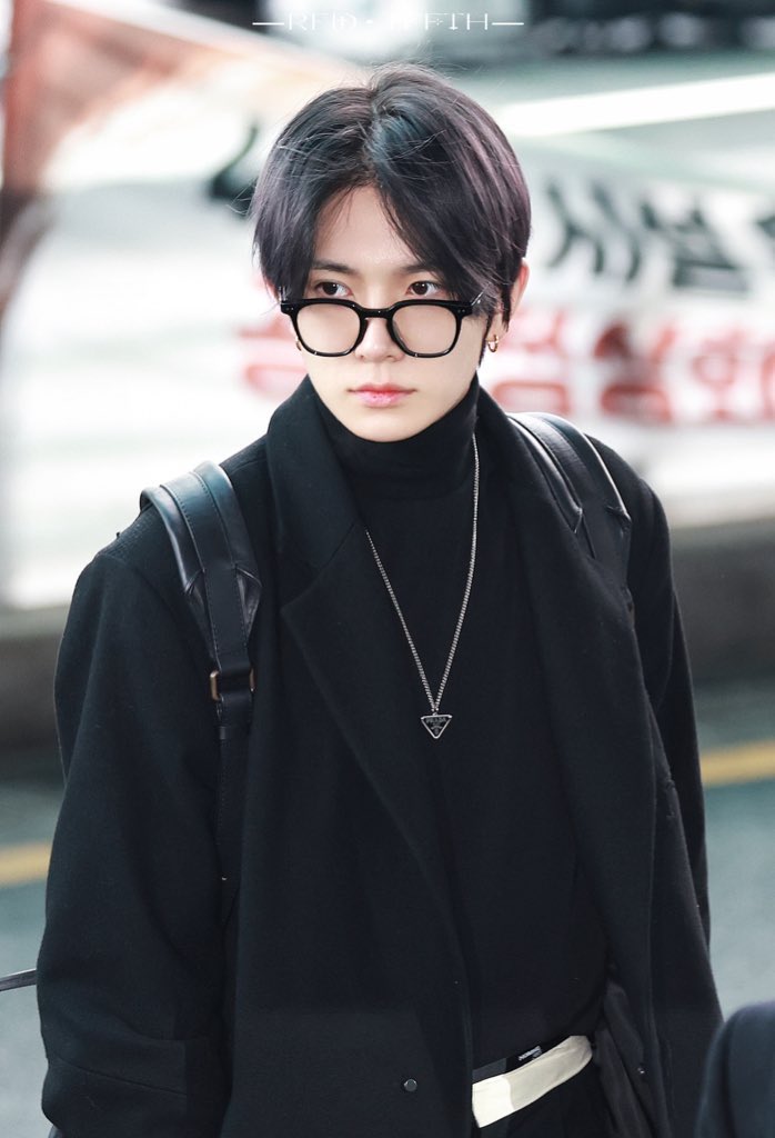 ihs_heeseung's tweet image. black rimmed glasses turtleneck and the face card oh god… #heeseung