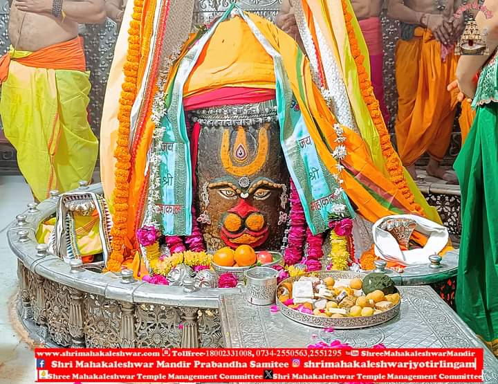 DrMohanYadav51's tweet photo. *🙏🌹जय श्री महाकाल 🌹🙏*
*श्री महाकालेश्वर ज्योतिर्लिंग का आज का भस्म आरती श्रृंगार दर्शन*
*🔱 (गुरुवार) 04 जनवरी 2024 🔱*
*🌹ॐ नमः शिवाय*🌹🙏💐

@BJP4MP @BJP4India https://t.co/x2kJFpKo1W