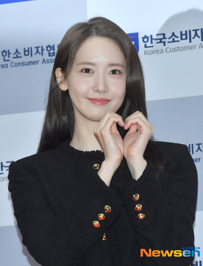 [UPDATE] SM Entertainment confirms Lim Yoona has renewed her contract with them for the third time Source: n.news.naver.com/entertain/now/…