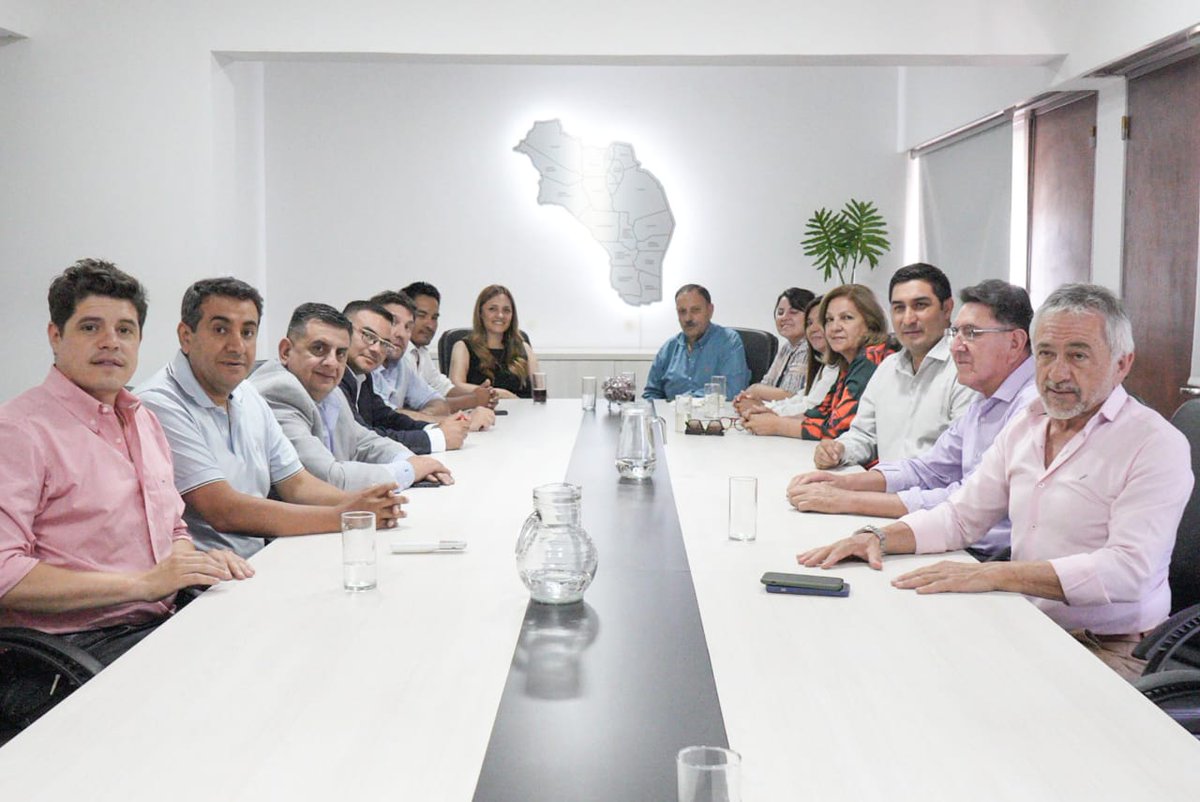QuintelaRicardo's tweet photo. Junto a la vicegobernadora @TeresitaMadera, nos reunimos con los intendentes e intendentas de los departamentos para analizar en detalle las medidas implementadas por el presidente por medio del DNU, y por el que presentamos una acción de amparo ante la Corte Suprema de Justicia.

Creemos que es fundamental que cada uno de nosotros sea custodio de los derechos conquistados, y que trabajemos para dar respuestas ante los constantes aumentos de precios y la desaparición de los subsidios en materia de energía y transporte. Es importante estar conectados y organizados en pos de ser dignos representantes de todos los ciudadanos y ciudadanas que nos eligieron y que eligieron el proyecto de país que proponemos en cada departamento de la provincia.