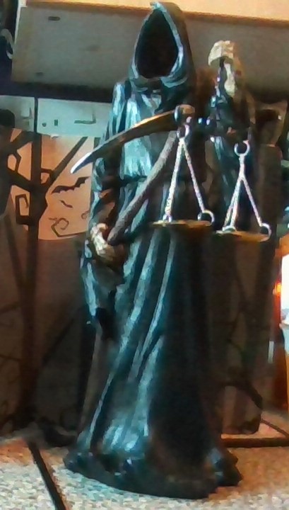 trayraynightmre's tweet image. my daughter brought me a grim reaper for christmas :D :D &amp;lt;3 &amp;lt;3 
she knows what i adore :D 
#nemesis #grimreaper #finalcheck