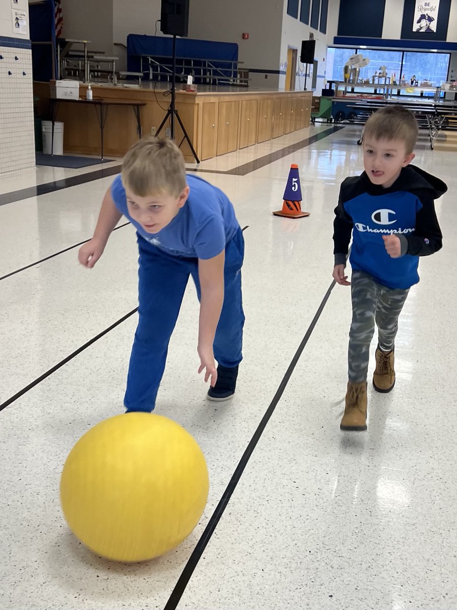 MrsSmigsGrade1's tweet photo. Such a fun Wellness Wednesday to get us excited to be back. THANKS @mamabirkbirk for the giant snowball roll! ❄️☃️❄️ https://t.co/wiTKM98dYi