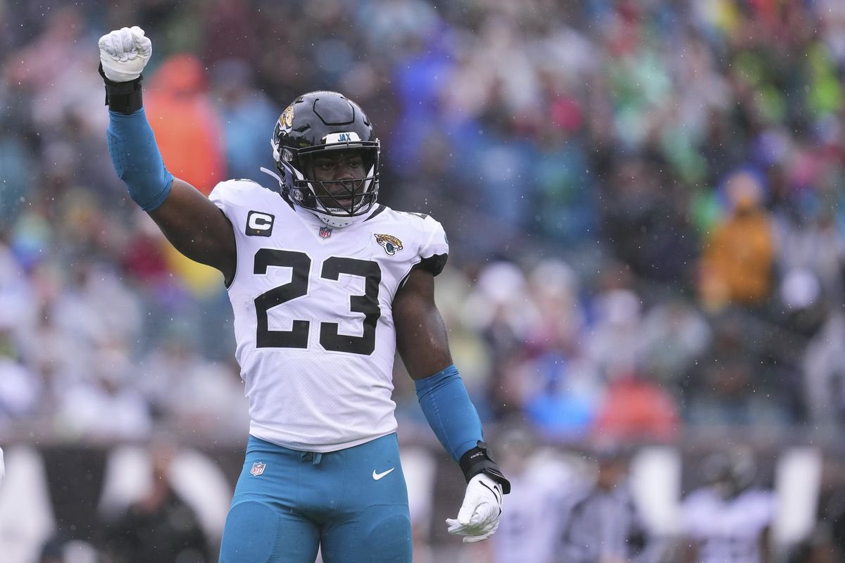 1010XLAG's tweet photo. #Jaguars LB Foye Oluokun has a legit chance to LEAD THE NFL IN TACKLES THREE STRAIGHT SEASONS … and has still NEVER made a Pro Bowl.

The disrespect has gone way too far.

Anybody who watches football knows Oluokun is an absolute stud and is deserving of Pro Bowl recognition. https://t.co/MlRDuZQX4R