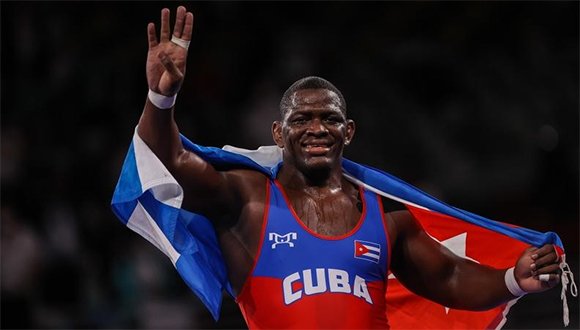 La “leyenda” de la Lucha cubana, Mijaín López (130 Kg), aseguró que irá a París en busca de su quinta medalla de oro en Juegos Olímpicos, algo que sería un acontecimiento sin precedentes en la historia de este deporte en el mundo. #EstaEsLaRevolución