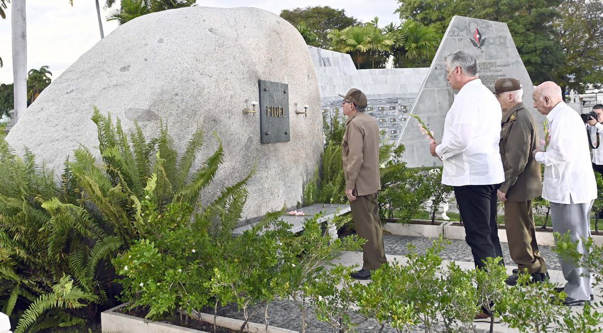 El General de Ejército Raúl Castro Ruz con su saludo militar rinde tributo a Fidel, artífice de la Revolución que está cumpliendo 65 años, fortalecida y constante. #EstaEsLaRevolución