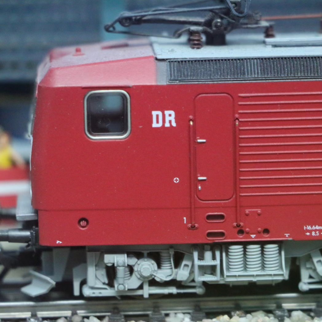 miningen's tweet photo. Unsere @Maerklin #BR143 Edition mit DR und DB Aufdruck (je 1 auf jeder Fahrerseite) zum Zusammenschluss beider Unternehmen zur DB AG am 1.1.1994 - ich will gar nicht ausrechnen, wie lange das schon her ist 😭😭😭😭... 

#modellbahnanlage #moba #modellbahn #h0 #maerklin #Märklin https://t.co/s4i7KrBJfq