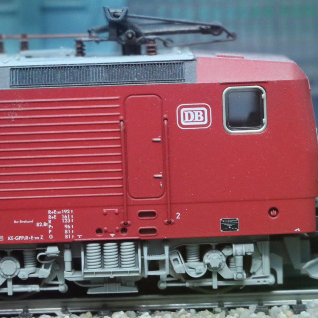 miningen's tweet photo. Unsere @Maerklin #BR143 Edition mit DR und DB Aufdruck (je 1 auf jeder Fahrerseite) zum Zusammenschluss beider Unternehmen zur DB AG am 1.1.1994 - ich will gar nicht ausrechnen, wie lange das schon her ist 😭😭😭😭... 

#modellbahnanlage #moba #modellbahn #h0 #maerklin #Märklin https://t.co/s4i7KrBJfq