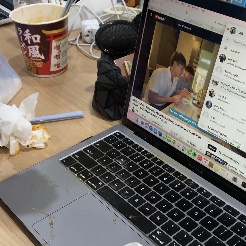 Brighty_ID's tweet photo. Pagi ini diawali dengan laptop yang ketumpahan @ngePopMie tori kara 😩 https://t.co/sHNcyFR1wJ