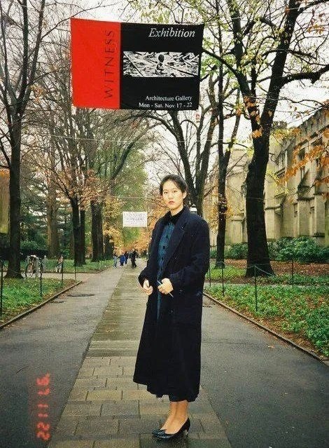 这是张纯如在普林斯顿大学的一张照片，拍摄于1997年！ ​
斯人已逝！先生千古🙏🙏🙏😭😭😭