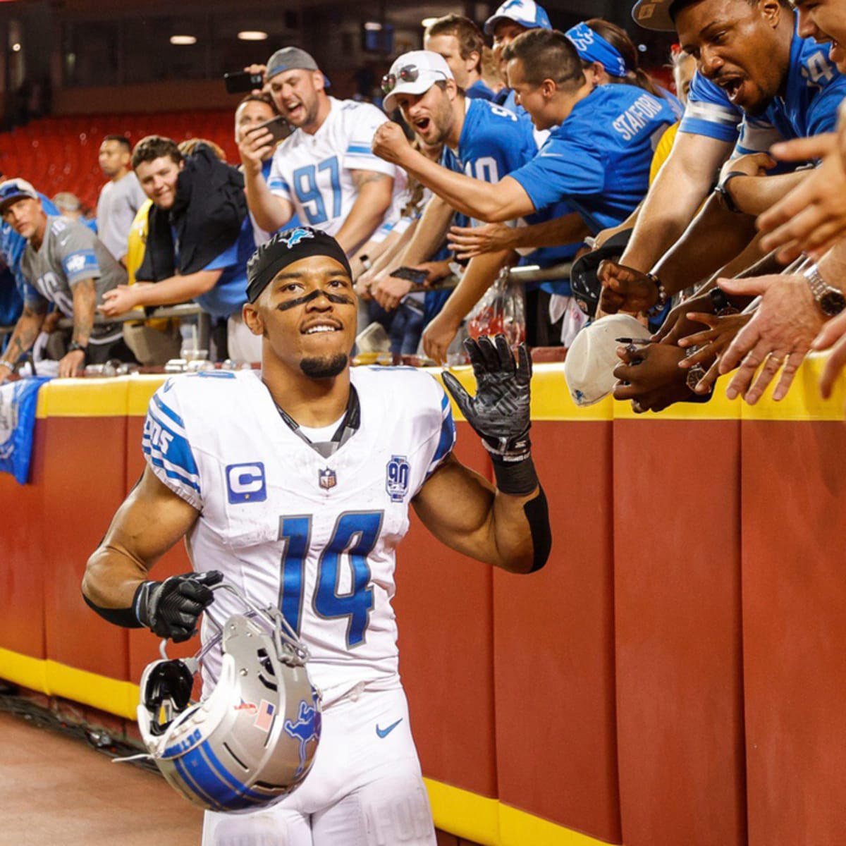 boonersports's tweet image. Amon-Ra St. Brown was SNUBBED from being a Pro Bowl starter and is DISRESPECTED around the NFL

1,371 yards (5th in the NFL)
112 receptions (3rd) 
91.4 YPG (5th)
9 TD’s (5th)

Amon-Ra St. Brown is going to be motivated as EVER to make some noise in the playoff 👀 #OnePride