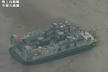ModJapan_saigai's tweet photo. #海上自衛隊 輸送艦おおすみのLCACにより、能登半島沖から大川浜へ、人命救助及び道路啓開作業に必要な重機・救援物資を輸送しています。本日も、陸上・海上・航空自衛隊統合により人命救助作業に全力を期して参ります #災害派遣 https://t.co/VvFwNueo2i
