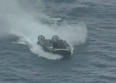 ModJapan_saigai's tweet photo. #海上自衛隊 輸送艦おおすみのLCACにより、能登半島沖から大川浜へ、人命救助及び道路啓開作業に必要な重機・救援物資を輸送しています。本日も、陸上・海上・航空自衛隊統合により人命救助作業に全力を期して参ります #災害派遣 https://t.co/VvFwNueo2i