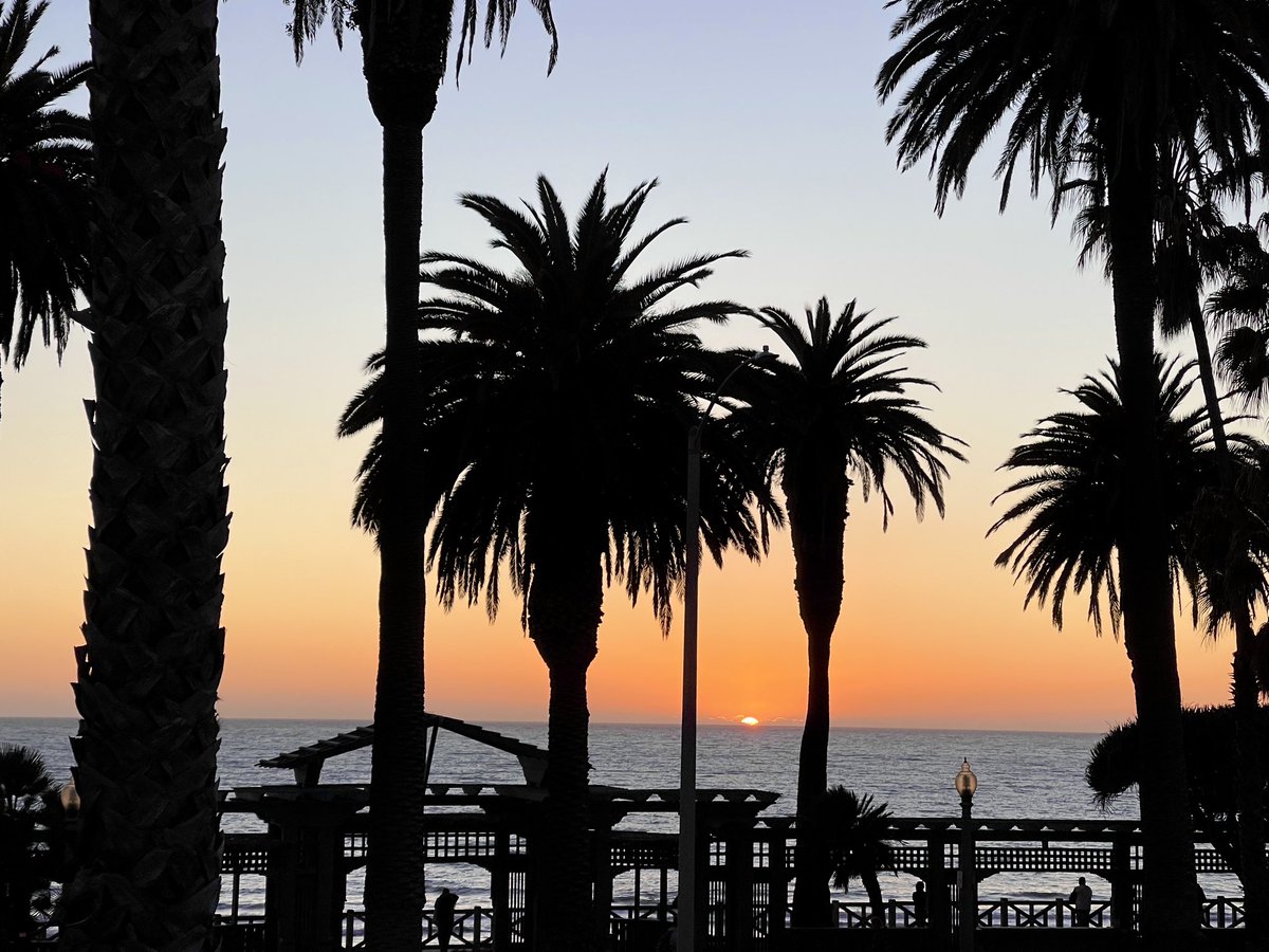 Staff_Commodore's tweet photo. Santa Monica Sunset 

January 3, 2024

🌈🌴🥂 https://t.co/RaQCYY0SQV