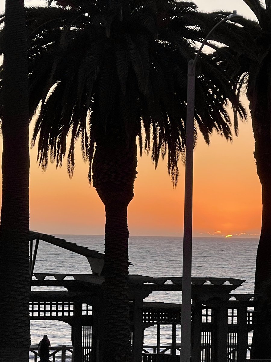 Staff_Commodore's tweet photo. Santa Monica Sunset 

January 3, 2024

🌈🌴🥂 https://t.co/RaQCYY0SQV