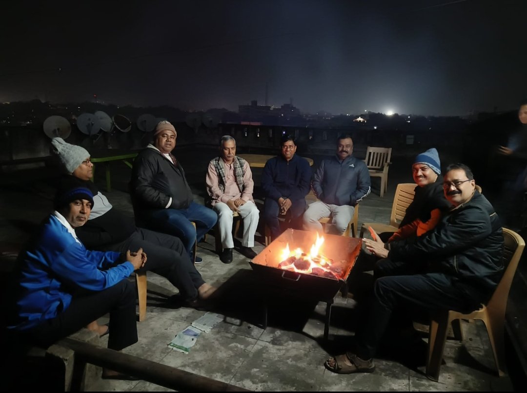ManojBjpjsr's tweet photo. Winter evening enjoying with family friends  famous food #Litti_Chokha https://t.co/D3hOTqjYXX