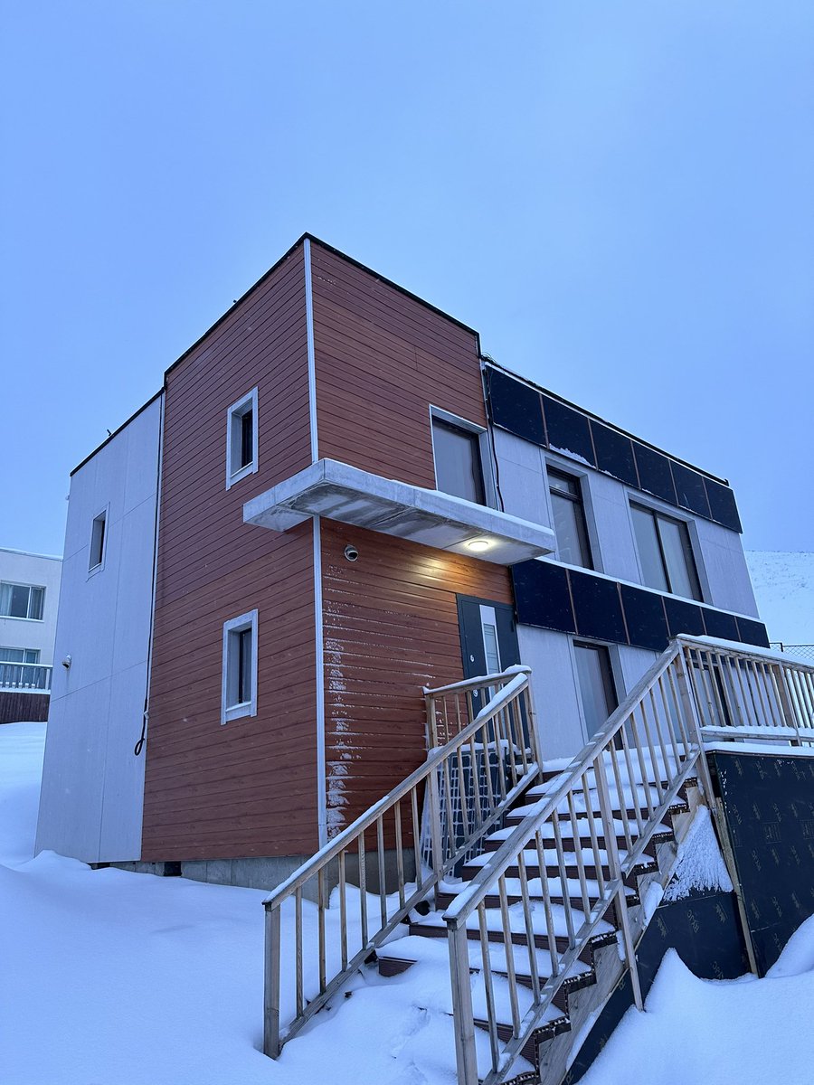 Өнөөдөр дээвэр дээр байрлах налуу байрлуулсан нарны тольноос юм горьдолтгүй. Цас навс дарж.
Урагш харуулсан цөөхөн хэдэн толь маань л аминд орох нь.

Өвлийн ийм нөхцлийг бодож хийсэн юм л даа.