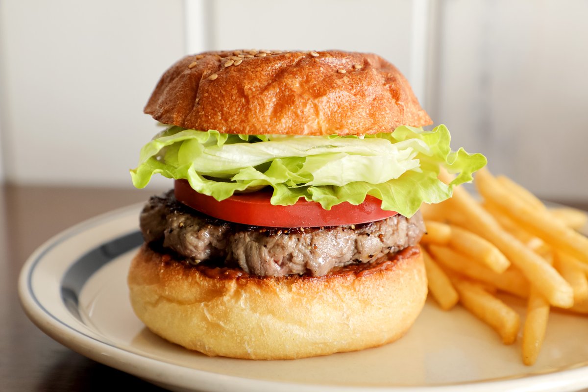 burgerbrothersz's tweet photo. 新年あけましておめでとうございます！

皆様が健やかな新年を迎えられたことを願っています。本日より通常営業を再開いたします。

今年も美味しい料理と素晴らしいサービスを提供し続けます。新しい年の始まりに、当店での食事をお楽しみください。

皆様のご来店を心よりお待ちしています！ https://t.co/0CWihPDWbm