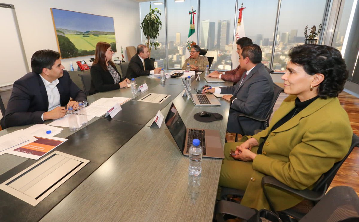 AlfonsoDurazo's tweet photo. Me reuní con mi queridísima Raquel Buenrostro, secretaria de @SE_mx, con quien dimos seguimiento al trabajo que realizamos en Sonora para fomentar proyectos de inversión de minería relacionados a la electromovilidad, la creación de nuevas tecnologías y los semiconductores. https://t.co/43xR37yprG