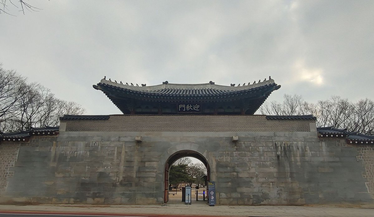 chlove_u's tweet photo. 낙서 제거 작업을 마친 #경복궁 담장을 공개합니다. 겨울철이라 스프레이 오염물질을 제거하는 응급복구 위주로 보존처리를 진행했습니다. 1단계 보존처리 기간은 총 8일, 문화유산 보존처리 전문가 일 평균 29.3명을 투입해 전체 공정의 약 80%를 진행했습니다. https://t.co/nChEt0Selo