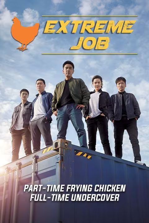 snugdeal3r's tweet photo. bodoh gila tau movie comedy action ni, dia beli restoran untuk undercover siasat tycoon dadah kat opposite building tu, lepastu terpaksa la jual fried chicken untuk cover operasi diorang, lahhh sedap pulak fried chicken nya sampai orang beratur nak makan kat restoran tu sebab viral, sampai diorang tak sempat nak siasat kes dadah tu, lepastu dah naikkan harga pun orang still datang everyday fullhouse and keuntungan diorang dapat lagi besar dari gaji jadi polis 😭😂💀