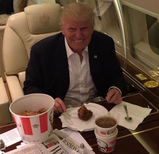 Trumperizar's tweet photo. Trump viendo que la lista de Jeffrey Epstein está llena de zurdos, progresistas, feministas y demócratas. https://t.co/6kQJqahmEN