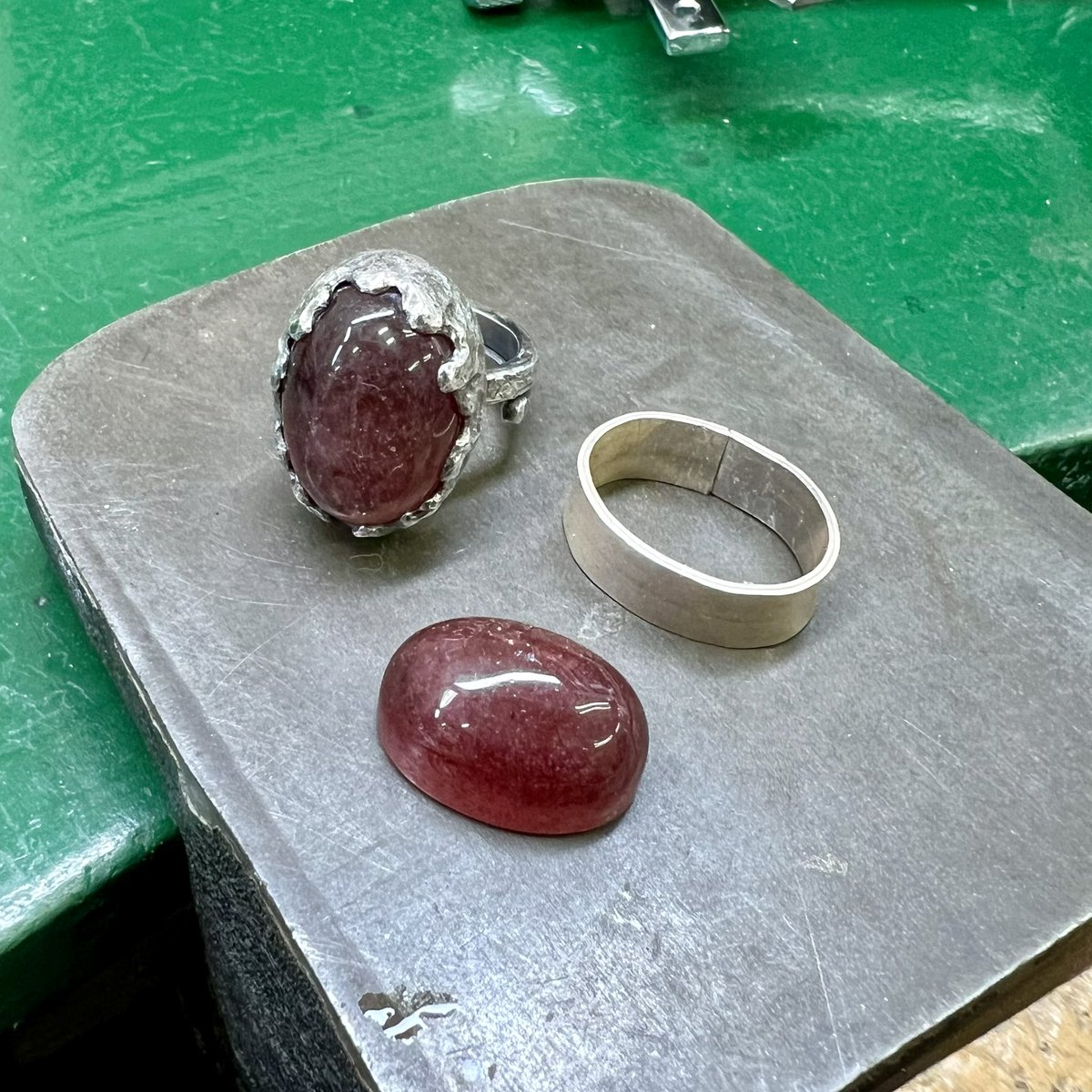 ParadoxWorld's tweet photo. ピンクエピドート イン クォーツ。
のRINGをもう1つ作っております。

時間が無いから焦る〜😅💦 https://t.co/Z9b46LKuaq