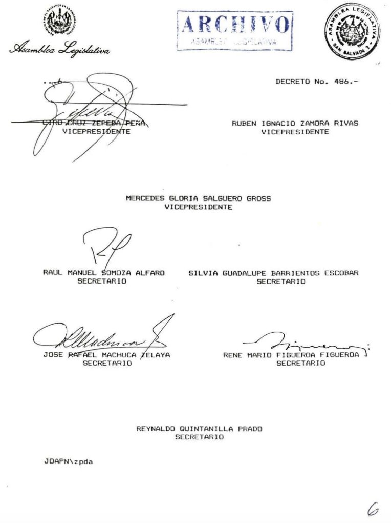 _elfaro_'s tweet photo. En este documento que El Faro publicó en 2014, Zamora no aparece como uno de los firmantes del decreto de ley de la amnistía. El documento es parte de un reportaje sobre cómo se fraguó la ley de amnistía.  https://t.co/RmZ4FQl96h https://t.co/PgXdKPt09V