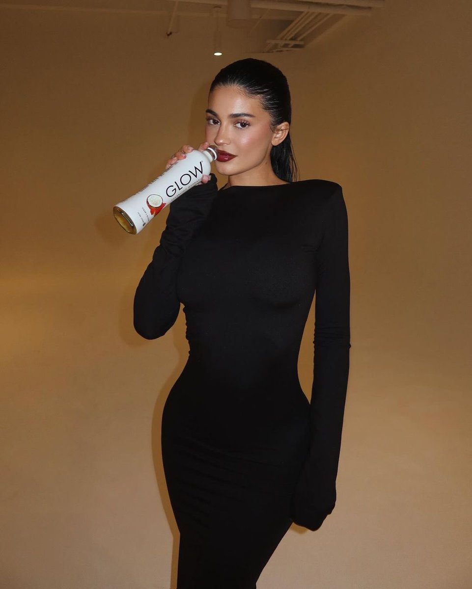 xkjenr's tweet photo. she’s glowing @drinkglow #glowpartner https://t.co/ZW8b5v61JO