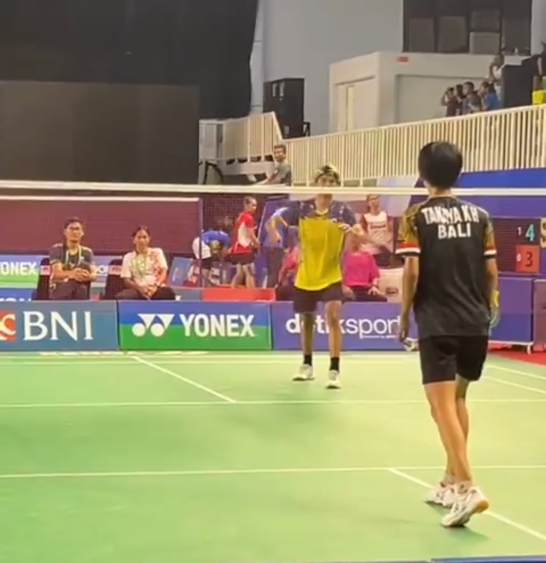 Ya ampun anaknya Duta Sheila on seven juga ikutan 🤣 nyanyi ga tauh tar bapaknya di GOR
#BNIKejurnas2023