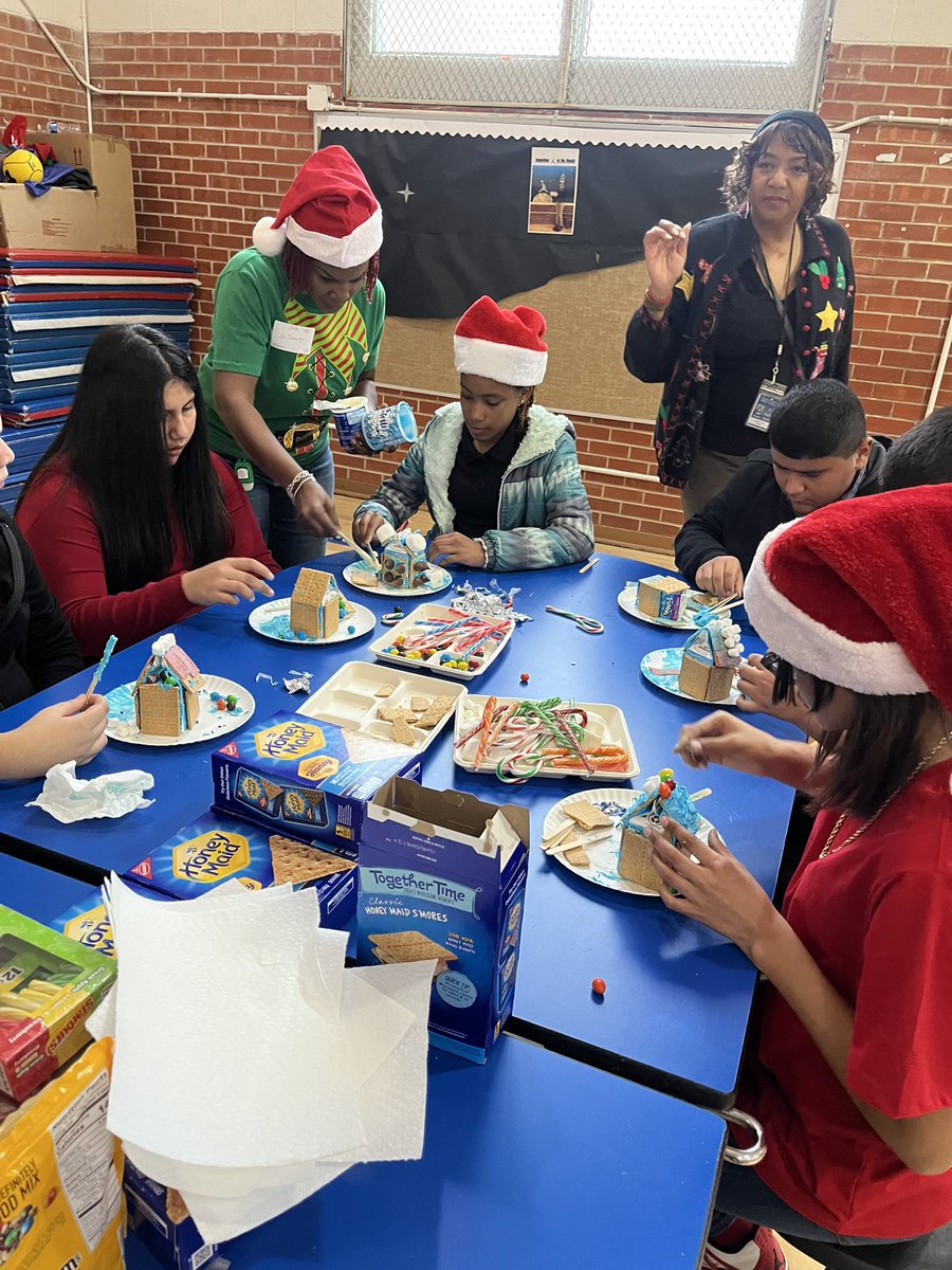 Gingerbread House Day is always one of the best days at @JNB_Eagles ! Students and our parents use their creative abilities to create holiday masterpieces with cheer! @ACEDallasISD @VeltHutchins @TeamDallasISD