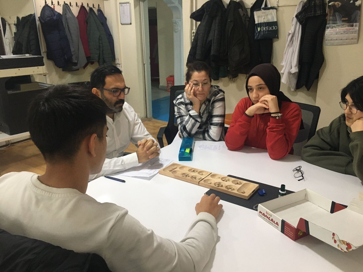 DevrekLisesi's tweet photo. @Devrek_mem @AkpinarSiyami Okulumuzda Mangala Turnuvası... Final müsabakası gerçekten de çok çetin geçti 😎😎 Finale yakışır bir mücadele idi 🔥🔥 1 taş ile Ecrin KÖSE rakibini yenmiş ve turnuvamızda 1. olmuştur. Tebrikler çocuklar ve tebrikler Ecrin 🤗🤗 https://t.co/U2T8AlN3yj