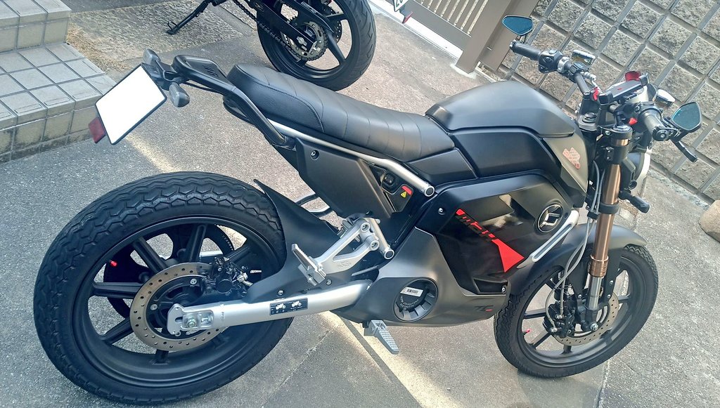 kinmai_VTR250's tweet image. フルフェンダーレス仕様にして1年間走ったけどやっぱり汚れ気になるから、後戻り出来ない覚悟で純正フェンダーカット✂️
フリーハンドやけどそれなりにいい感じ笑
も少し長くても良かったかな？🤔
 #TCMAX