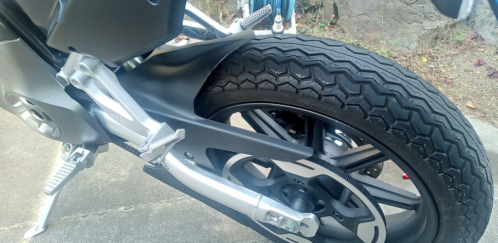 kinmai_VTR250's tweet image. フルフェンダーレス仕様にして1年間走ったけどやっぱり汚れ気になるから、後戻り出来ない覚悟で純正フェンダーカット✂️
フリーハンドやけどそれなりにいい感じ笑
も少し長くても良かったかな？🤔
 #TCMAX