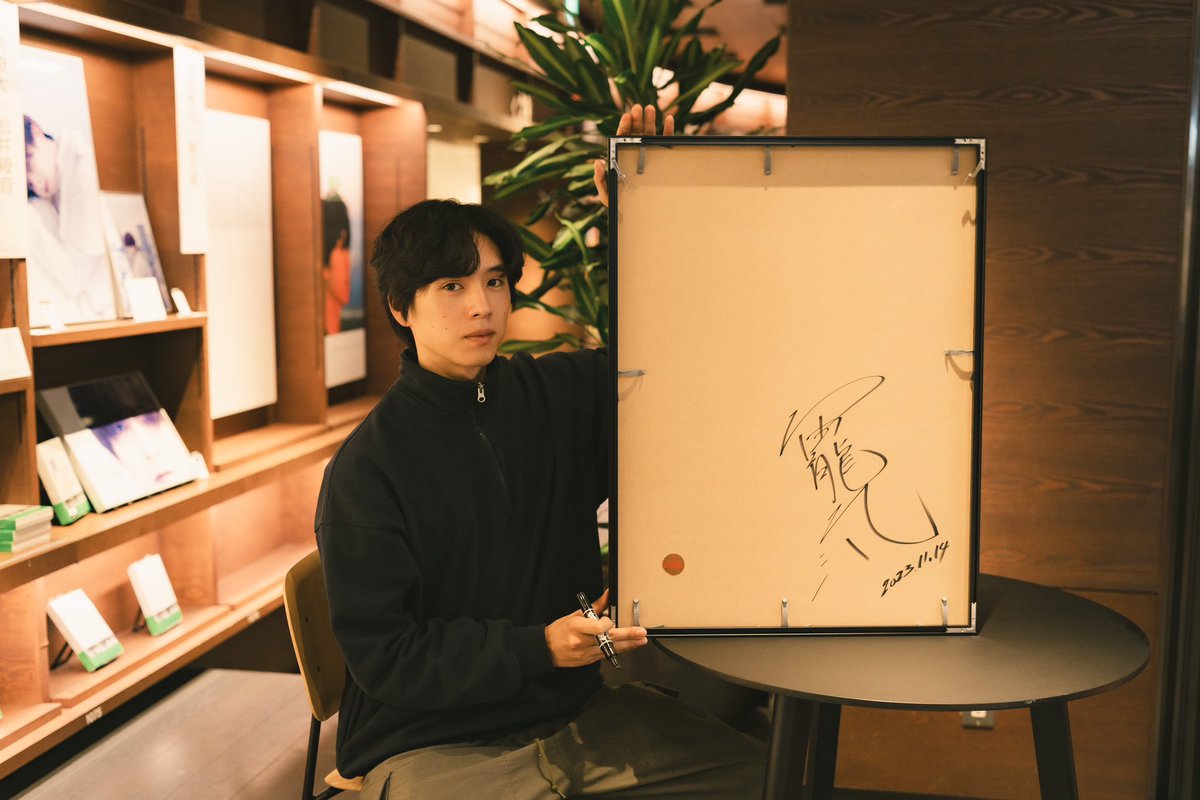 actor_exh's tweet photo. ／
オンライン販売のお知らせ🎉
＼

#私が撮りたかった俳優展 in OSAKAで販売したグッズや展示作品を12月25日より1ヶ月間限定でオンラインにて販売を開始します‼️

ポストカードやステッカーから貴重な1点限りの【サイン入り作品】や受注生産品まで✨お見逃しなく🎄
https://t.co/BfDhetzIvN https://t.co/0roAzbt5wH
