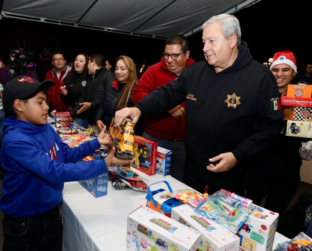 chema_fraustro's tweet photo. La policía municipal de Saltillo, se caracteriza por su proximidad social y un ejemplo de esto es el Desfile Navideño que hoy se realizó, donde la población dio una muestra de ese afecto y aprecio que existe, a una de las mejores corporaciones de México. #SaltilloNosUne https://t.co/VnuT2GehAO