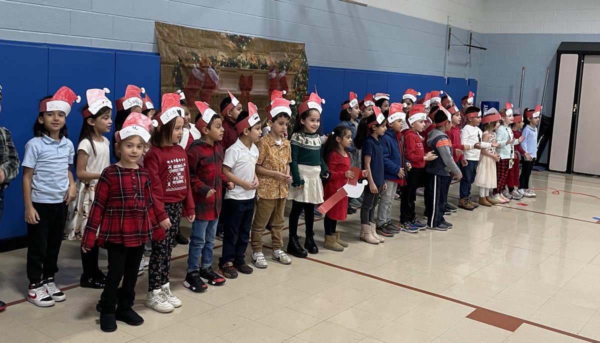 KatieLyman4's tweet image. What a exciting last week of school before winter break! Cookies with Santa, Winter Sing-A-Long, and 3 Santa visits!!!  #MaddockMohawks1 #TisTheSeason #PositivePrincipal #Burbank111 ❤️🎄💚