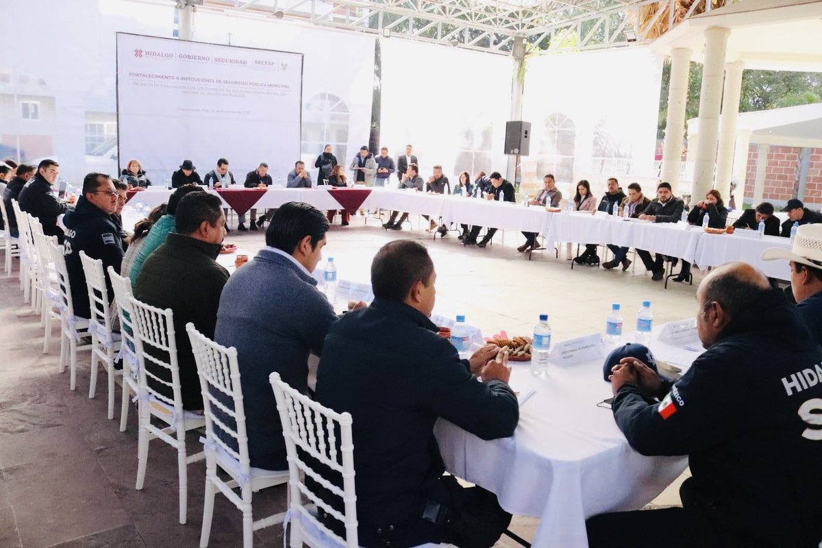 DACHE2012's tweet photo. En la Reunión de evaluación del fortalecimiento a instituciones de Seguridad Pública Municipal, El Secretario Guillermo Olivares Reyna trabaja de la mano con los Presidentes Municipales para lograr el #HidalgoQueQueremos 
#PrimeroElPueblo https://t.co/B69KtKTX0R