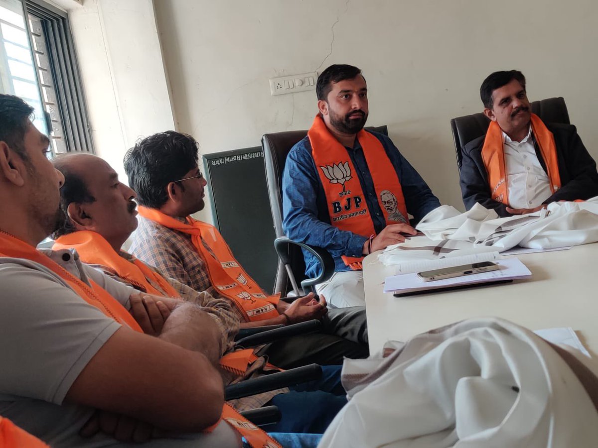AlkeshBjp's tweet photo. આજરોજ થરા શહેર યુવા મોરચા ના મુખ્ય કાર્યકર્તાઓ તેમજ શક્તિકેન્દ્ર ના ઇન્ચાર્જ સાથે આગમી કાર્યક્રમ અંતર્ગત થરા ખાતે બેઠક યોજાઇ…. https://t.co/QVgX6lenoS