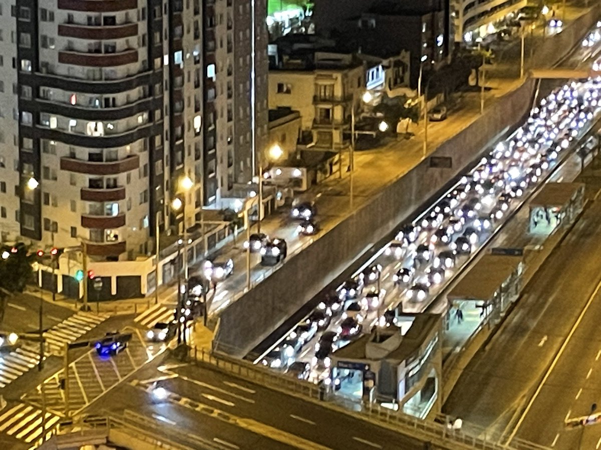 franco626's tweet photo. La Vía Expresa está cerrada con dirección a Chorrillos. Un auto causó un triple choque y trató de darse a la fuga. Entre varios le quitaron las llaves. Por eso no se mueven del camino. https://t.co/puDgHcuXa9