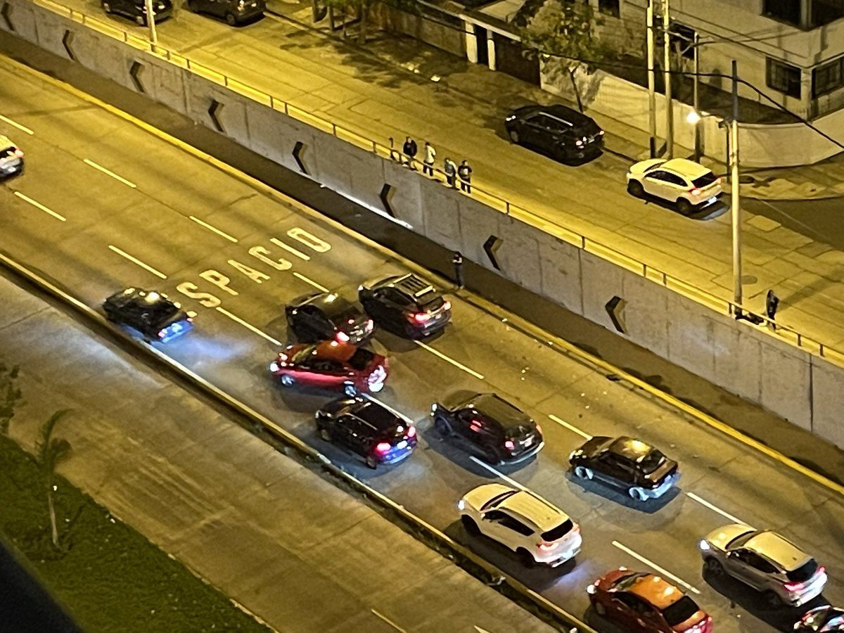 franco626's tweet photo. La Vía Expresa está cerrada con dirección a Chorrillos. Un auto causó un triple choque y trató de darse a la fuga. Entre varios le quitaron las llaves. Por eso no se mueven del camino. https://t.co/puDgHcuXa9