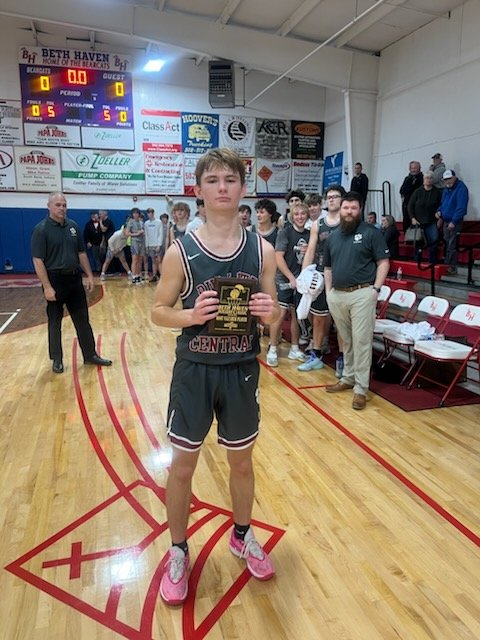 BethHavenHoops's tweet photo. Game MVP's at the 39th Annual Beth Haven Holiday Classic Day 2. Hunter Fleming (CEC), AJ Lee (Bullitt Central), Levi Langley (@BethHavenHoops ), AJ Davis @RyleRaiderbball https://t.co/emjT70naNm