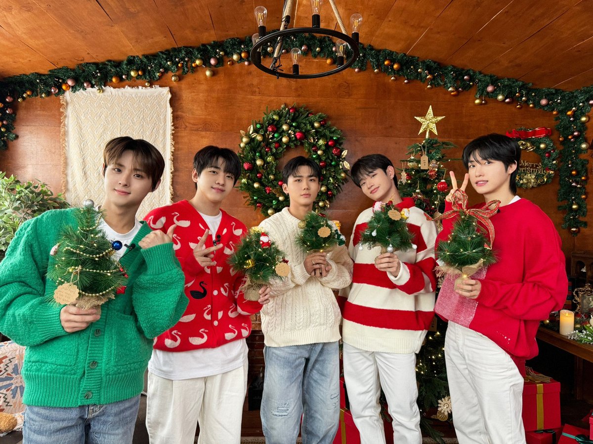 [📷] 231225 앜둥이들의 방구석크리스마스

🎄🐰🐹🐱🐻🦊🎄

#DKZ #디케이지 
#christmas