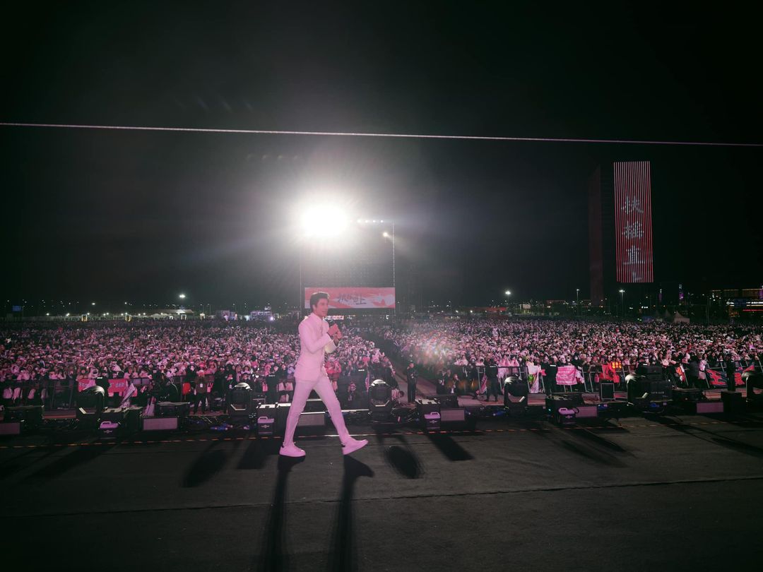 OurHomeAUSNZ's tweet photo. Shared from Team Leehom’s FB 23 Dec 2023: The enthusiasm never ceases, the music is always listened to and always new. Er Ge's stage will always give everyone a surprise 💥 With all new attempts, he hopes everyone enjoys it. 
(1) https://t.co/wWCcchEIRw