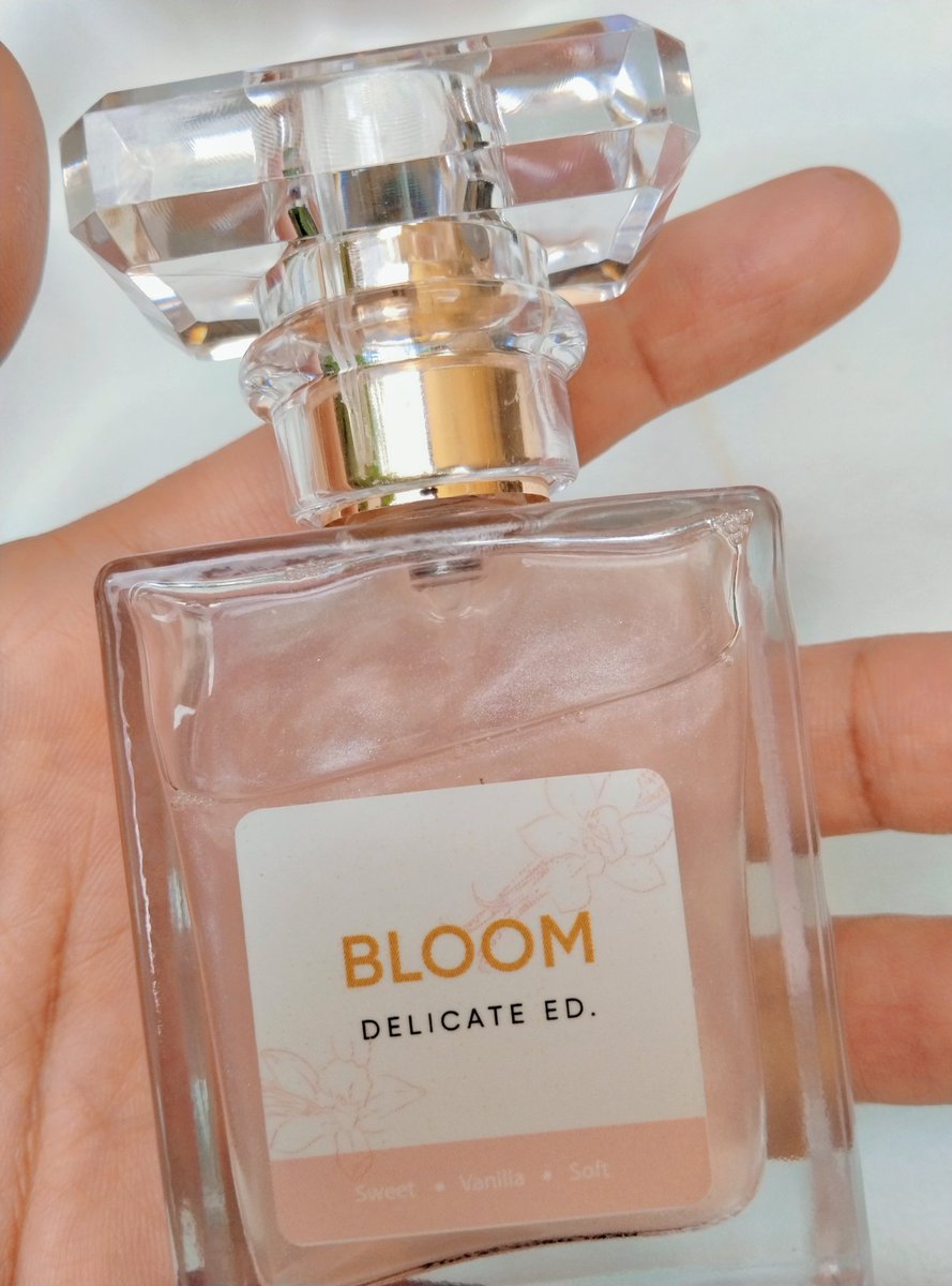Mutanezls's tweet photo. Parfum yang punya tampilan elegant ✨ . Memiliki aroma floral yang terkesan segar dan berlanjut ke aroma vanila manis. Aromanya tuh, bisa tahan 6 hingga 8 jam loh....hadir dalam tekstur glitter berwarna pink yang cantik. https://t.co/Vqia0HxtAU