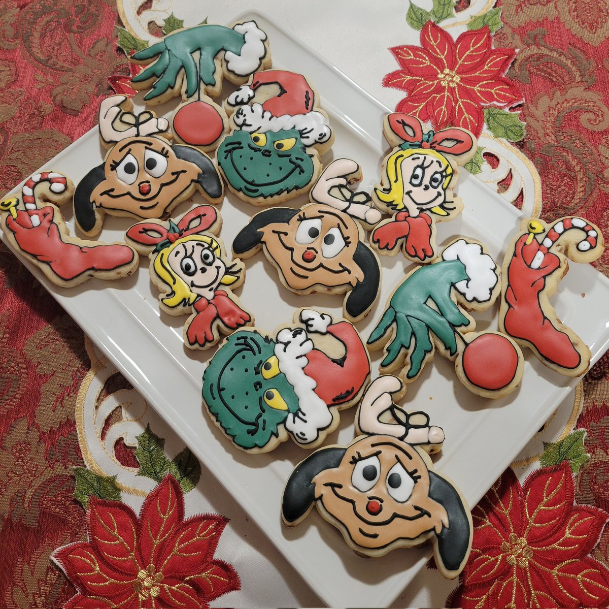 m_m_chouinard's tweet image. Is it wrong to say I&apos;m deeply proud of these? I&apos;ve been planning them for a year and they take me right back to watching The Grinch as a child. Because, after all, maybe Christmas means just a little bit more... @cxsweetcuts #royalicingcookies #christmascookies #grinch #grinchmas